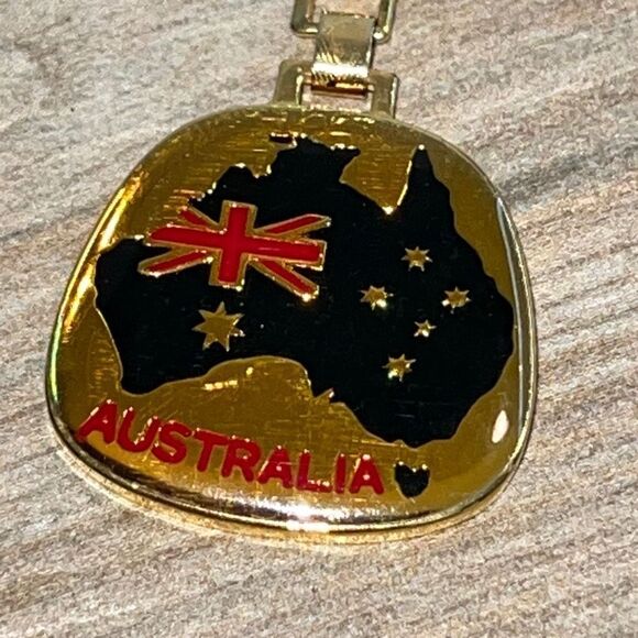 Vintage Australia Pegasus enameled keychain with gold tone finish - Picture 2 of 6